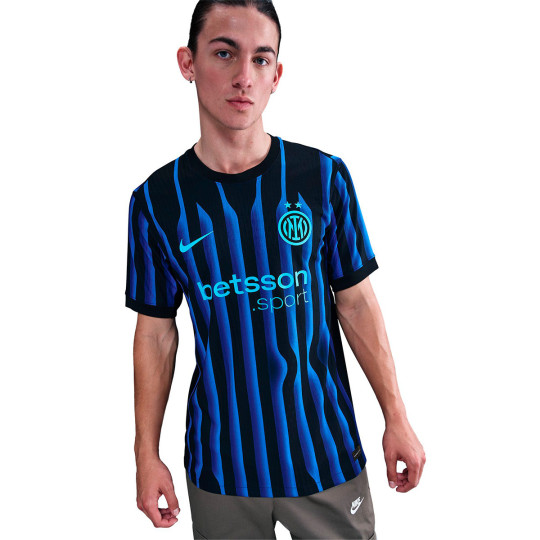 Maglia Nike Inter Pre-Match 2025-2026 Chlorine Blue-Black-Chlorine Blue - Fútbol Emotion - The Pitch Maglia Nike Inter Pre-Match 2025-2026 Chlorine Blue-Black-Chlorine Blue - Fútbol Emotion - The Pitch