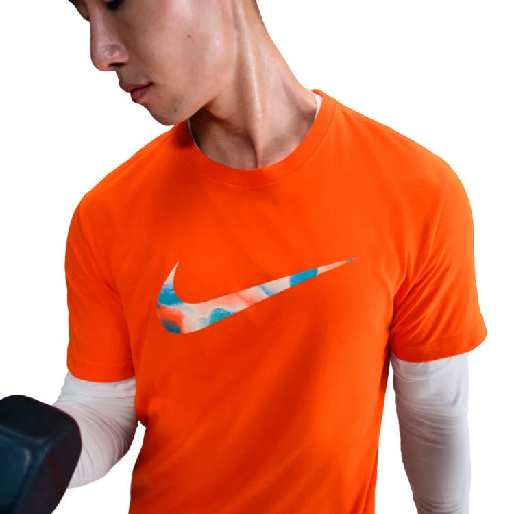 camiseta-nike-dri-fit-swoosh-safety-orange-2