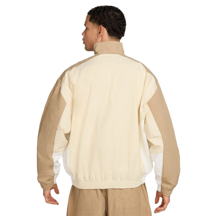 chaqueta-nike-club-woven-lt-khaki-parachute-beige-sail-white-1