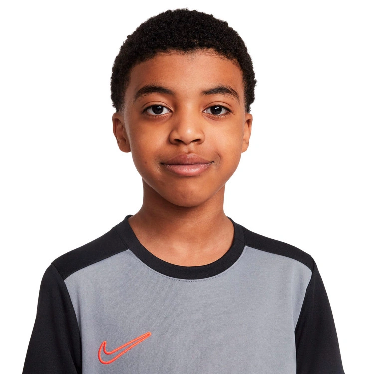 camiseta-nike-academy-25-nino-cool-grey-black-bright-crimson-bright-crimson-2