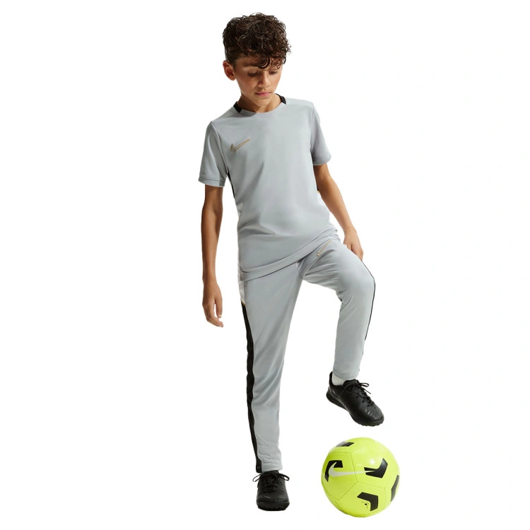 camiseta-nike-dri-fit-academy-25-nino-lt-smoke-grey-black-white-metallic-gold-5