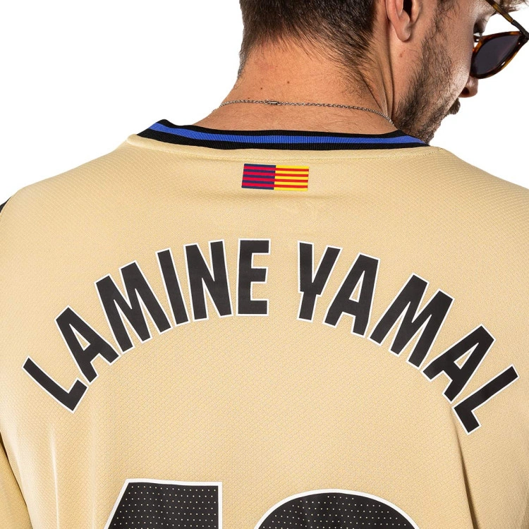 camiseta-nike-lamine-yamal-fc-barcelona-segunda-equipacion-x-kobe-2025-2026-gold-1