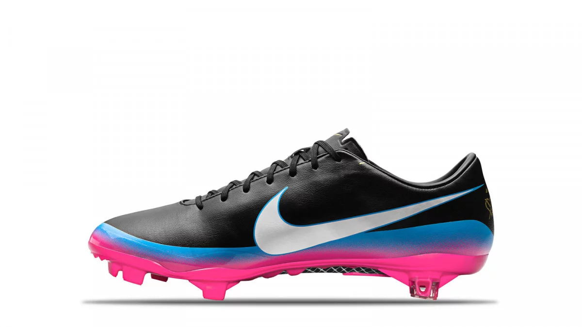 post card 2012_Mercurial_Vapor_8_CR7_Black_White_Blue_Glow_Pink_Flash_hd_1600.webp