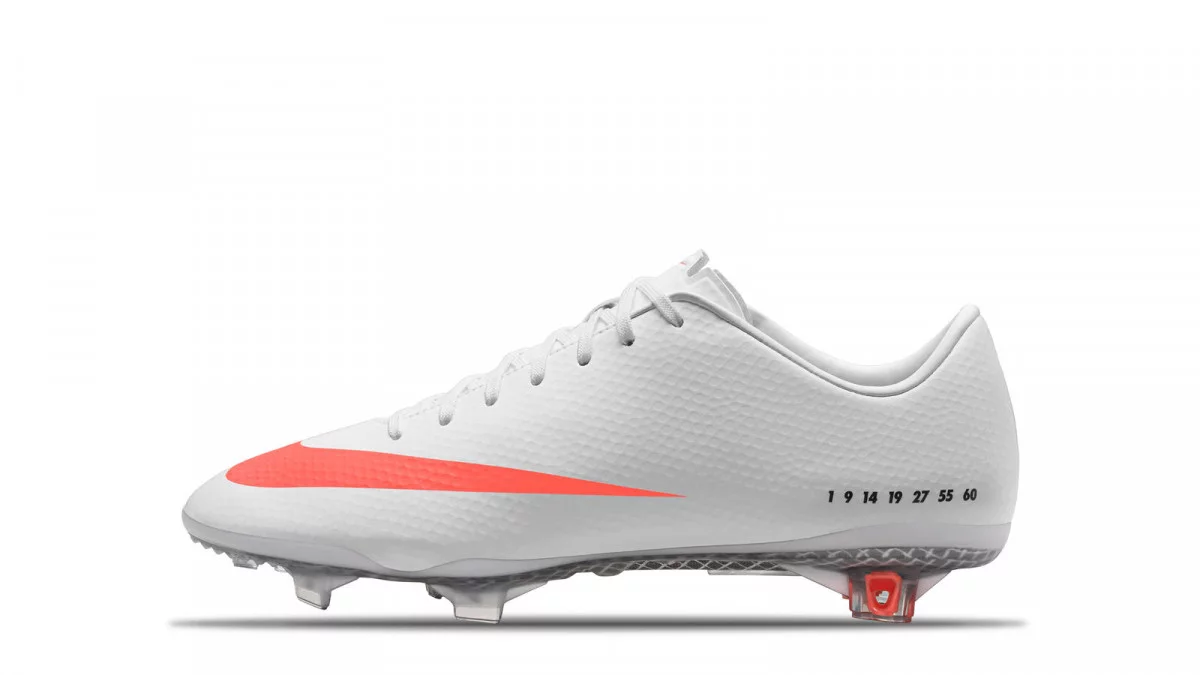 post card 2013_CR7_SE_Mercurial_Vapor_9_White_Black_Total_Orange_hd_1600.webp