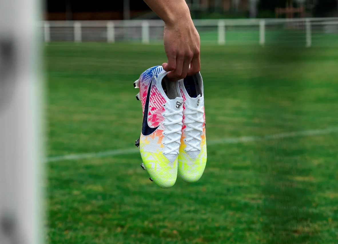 post card Post-Botas-de-Neymar-Jogo-Prismatico-3.webp