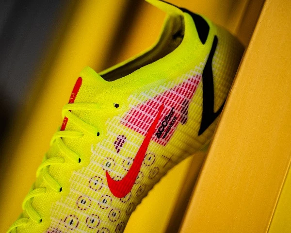 post card post-nike-mercurial-vs-adidas-x-speedflow-mercurial-cerca.webp