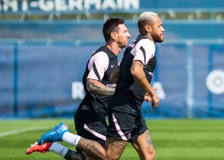 post card post-que-no-hacer-con-tus-botas-de-futbol-messi.webp