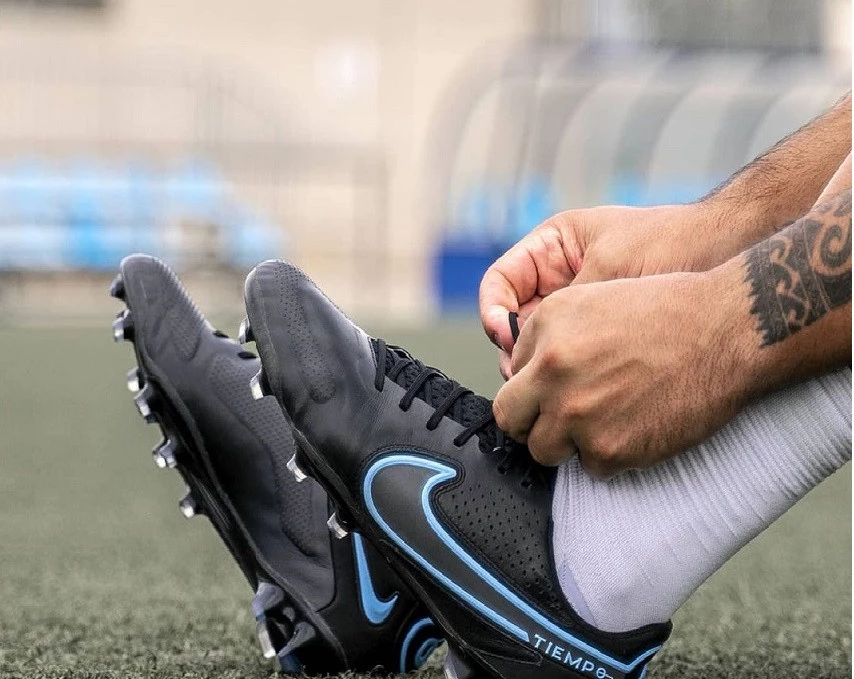 post card post-que-no-hacer-con-tus-botas-de-futbol-nike-tiempo-cordones.webp