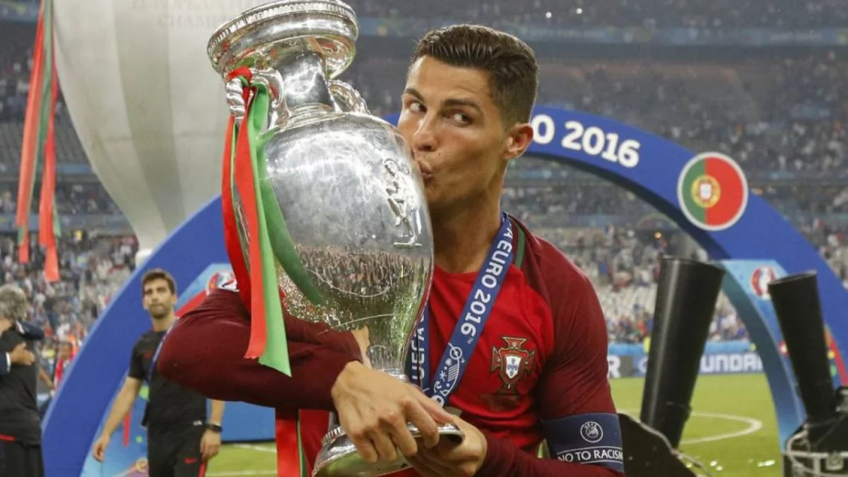 post card blogs-futbolemotion-portugal-100golos-ronaldo-selecao-5.webp