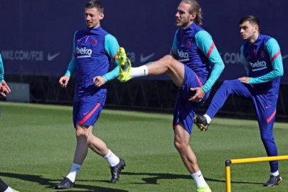 Courtois e Lenglet indossano delle scarpe da calcio "total Black"