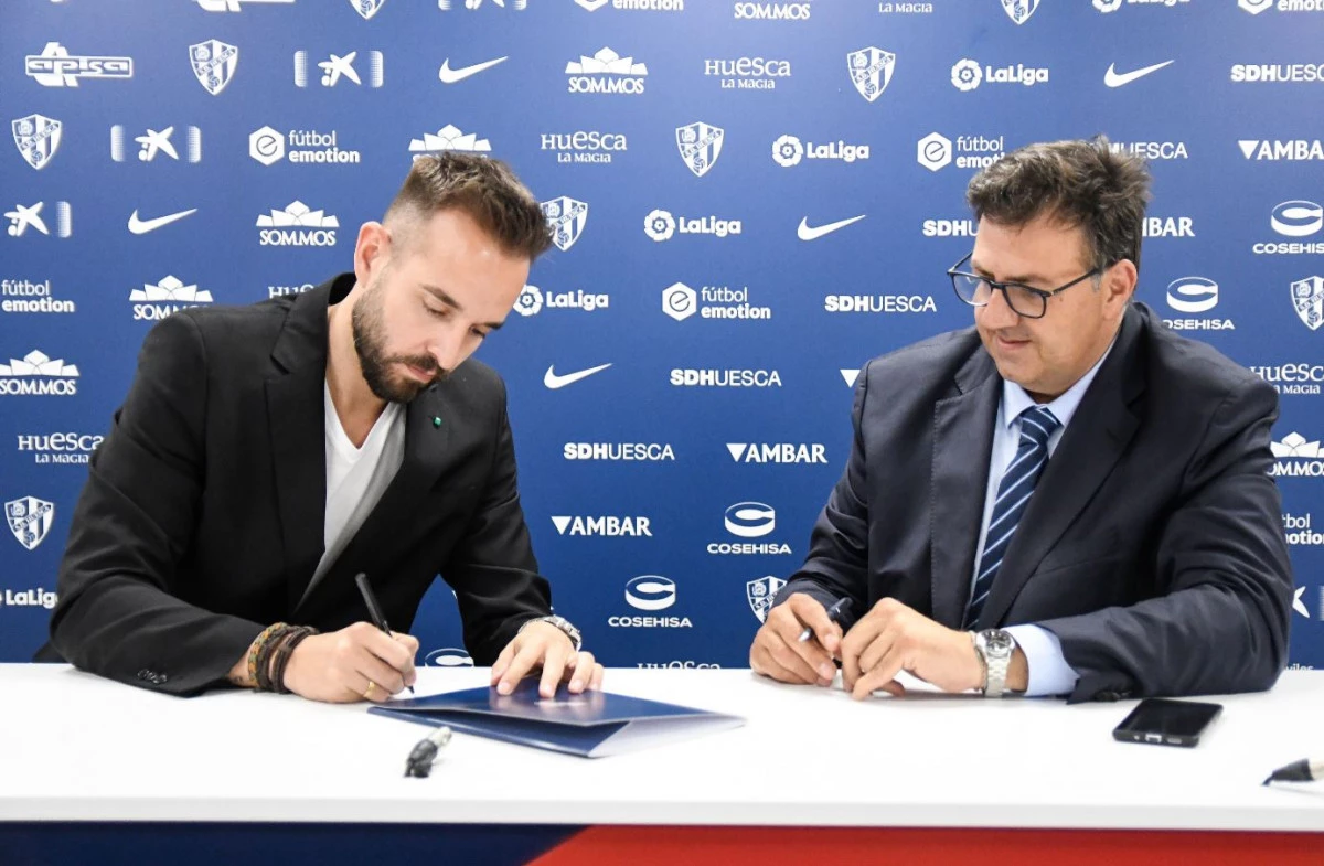 post card futbolemotion-proveedor-oficial-sd-huesca-1.webp