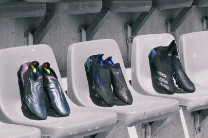 Le nuove scarpe da calcio nere dei marchi adidas e Nike