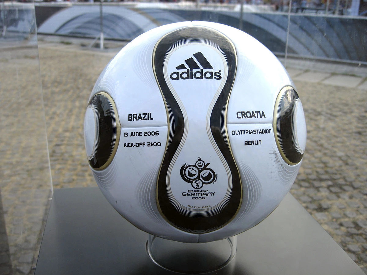 post card post-evolución-balones-de-futbol-teamgeist.webp