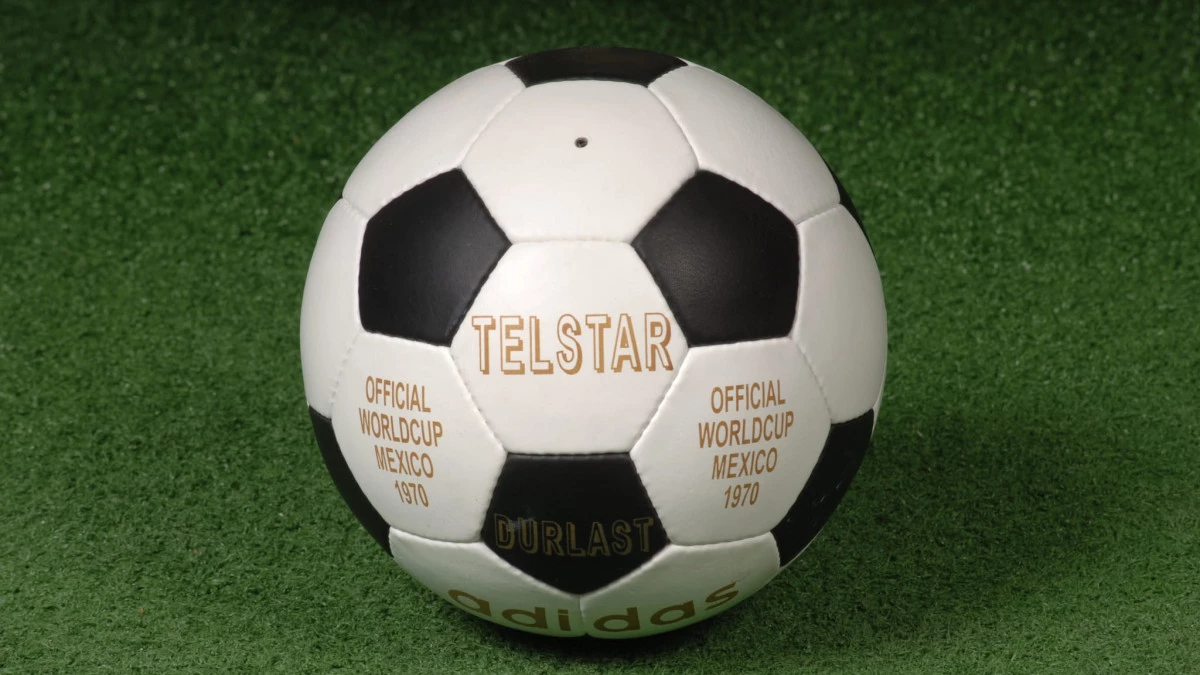 post card post-evolución-balones-de-futbol-telstar-1970.webp