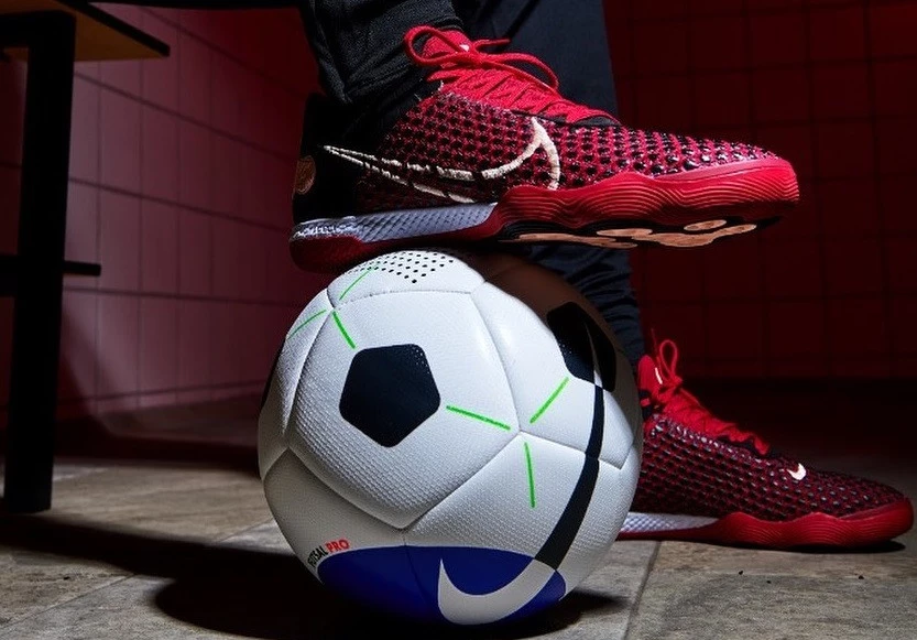 post card post-nike-lunar-gato-vs-nike-react-gato-react-balón.webp