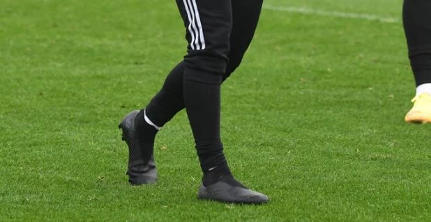 post card post-wilshere-new-balance-blackout-lateral-pisada.webp