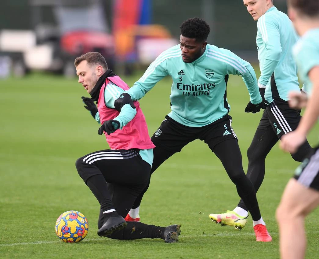 post card post-wilshere-new-balance-blackout-suelo.webp