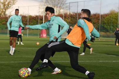 Jack Wilshere con delle scarpe da calcio nero. Una novità New Balance?