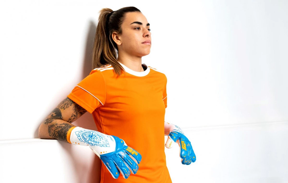 post card GUANTES_MISA_TRES.webp