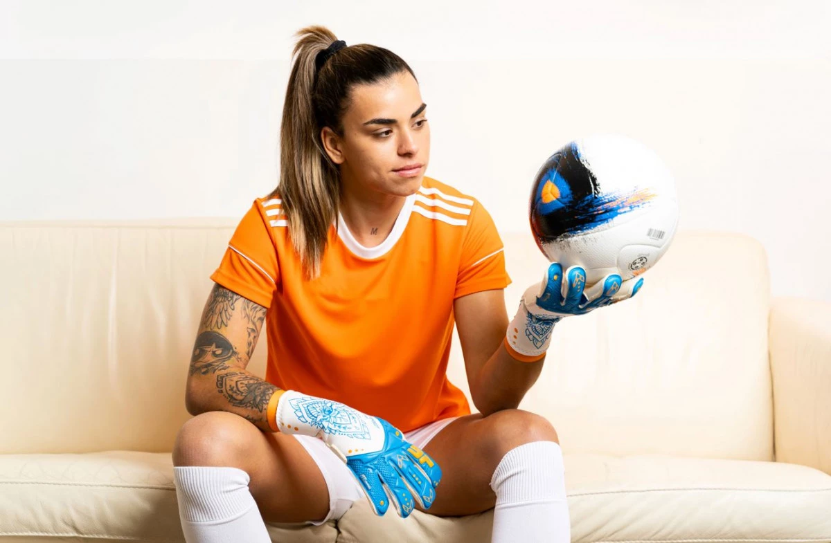 post card MISA_GUANTES_CINCO.webp