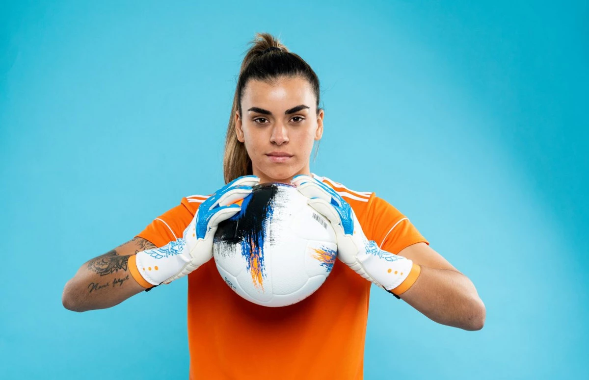 post card MISA_GUANTES_UNO.webp