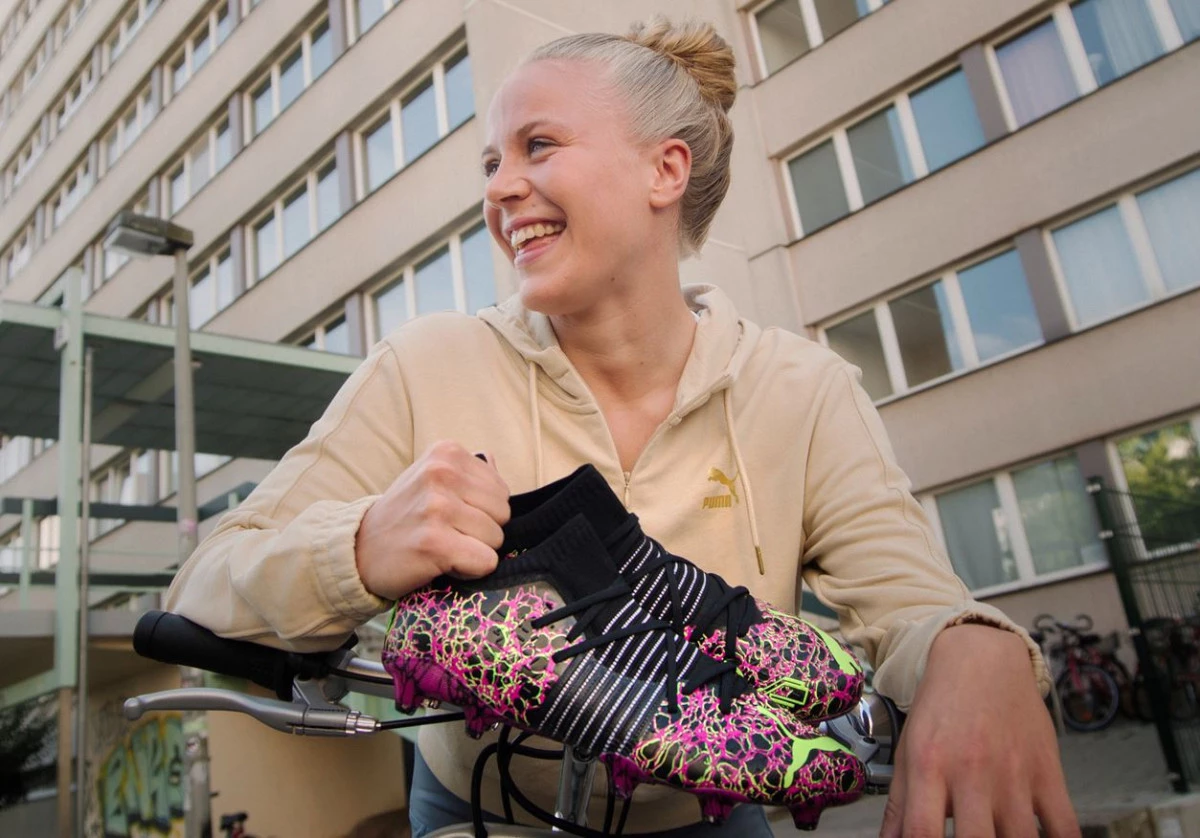 post card post-para-san-valentin-regala-fútbol-puma-ultra-origin.webp