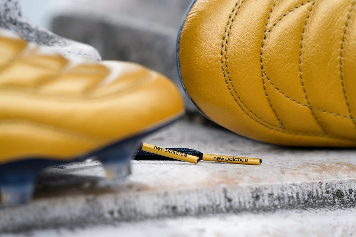 post card post-new-balance-gold-piel.webp