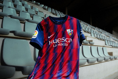 La nuova maglia del Huesca 2022-2023