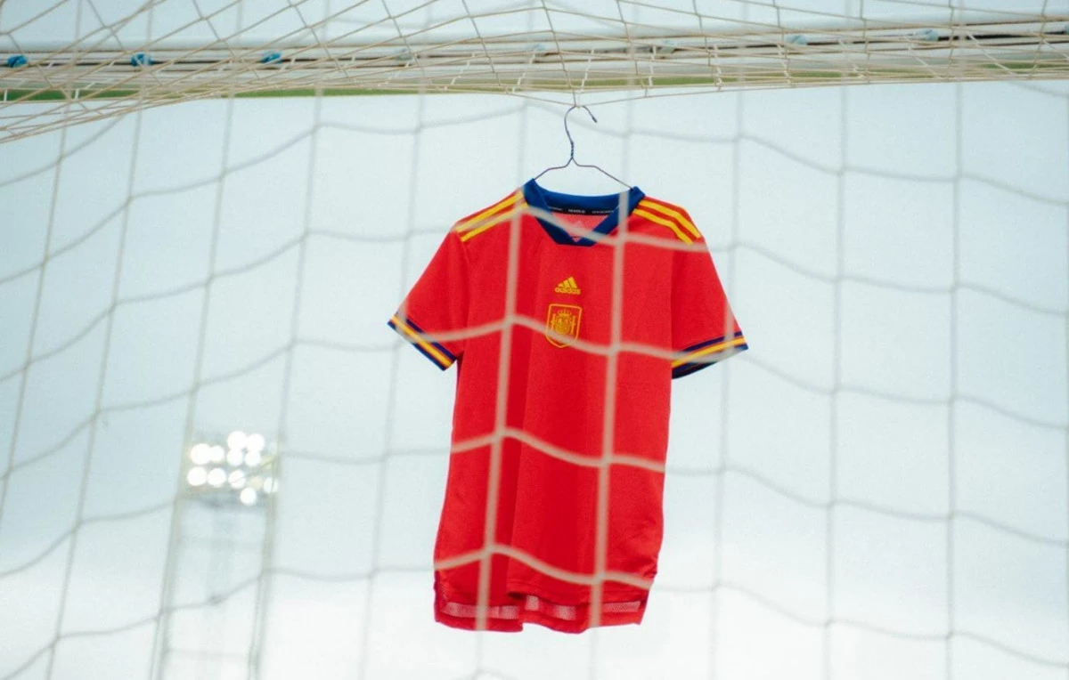 post card CAMISETA_ESPAÑA_ROJA.webp