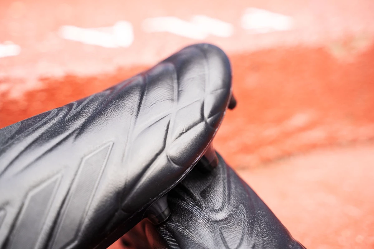 post card ost-adidas-copa-pure-black-cerca.webp