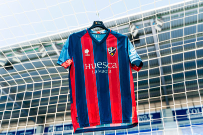 Huesca è calcio vero: Soka presenta la nuova maglia del Huesca